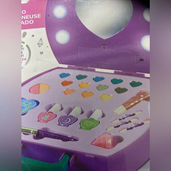 Girls All In One Beauty Set- Make It Real Light up Cosmetic Studio Travel Vanity - Picture 3 of 3